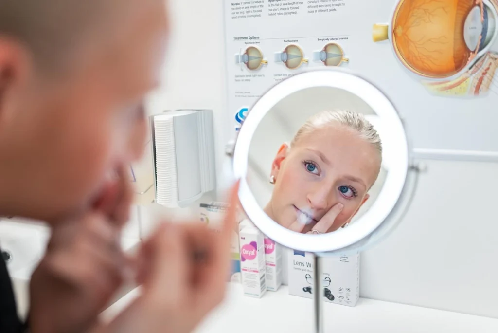 Patient tar på sig kontaktlinser